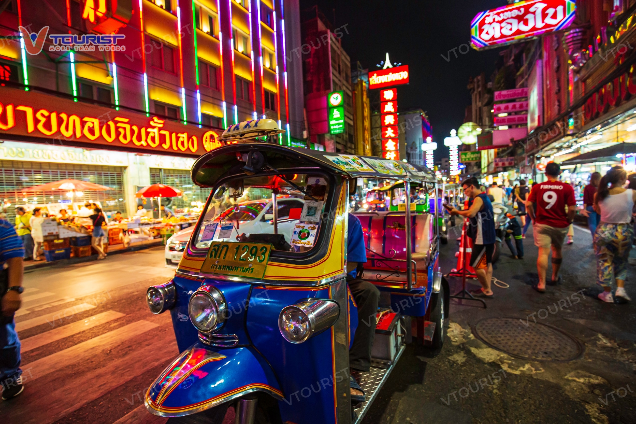 Tuk tuk là phương tiện giao thông phổ biến khi ghé thăm chùa Wat Chedi Luang