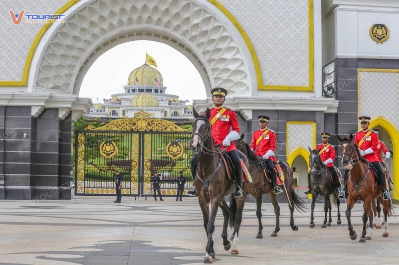 Quân lính hoàng gia Malaysia chịu trách nghiệm bảo vệ cung điện