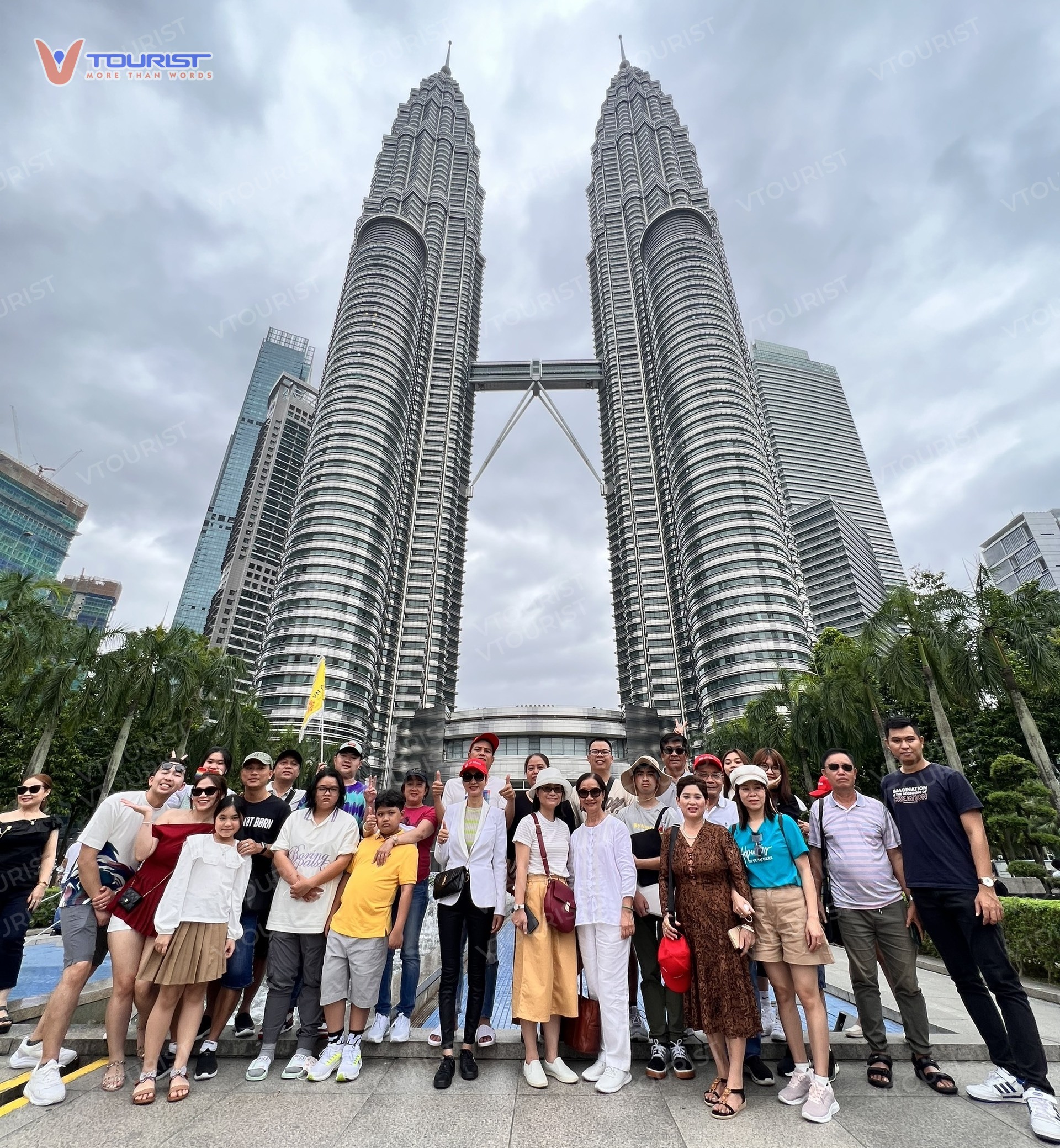 Đoàn VTourist check-in tại Petronas Twin Tower