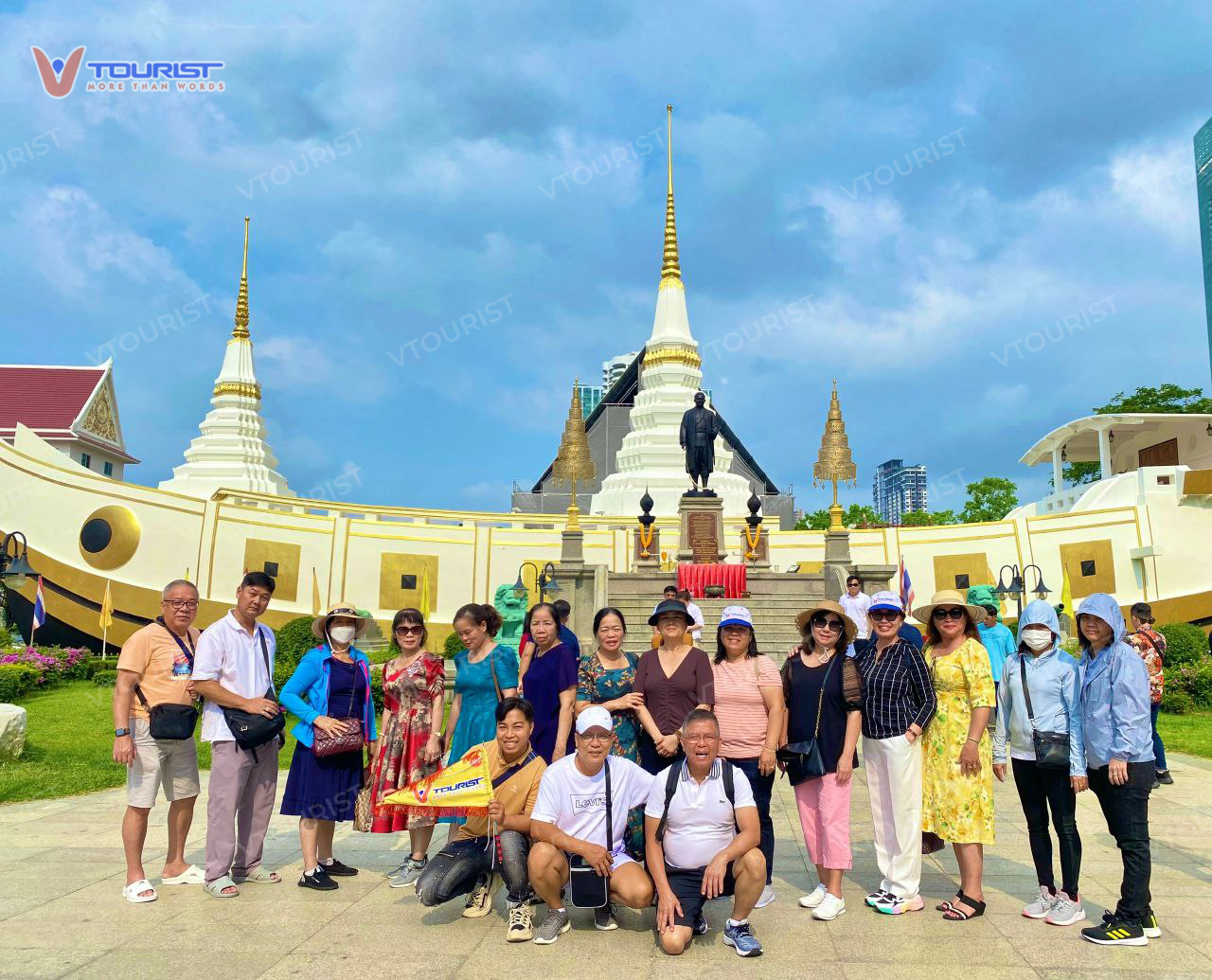 Đoàn du khách VTourist đến tham quan chùa thuyền Wat Yannawa