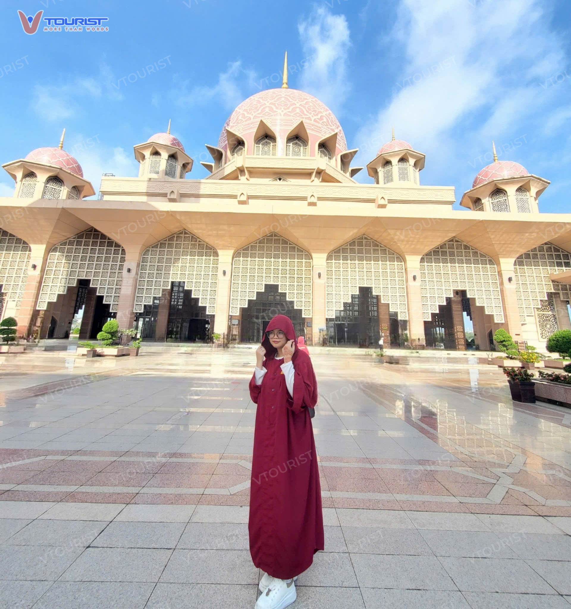 Phụ nữ cần che kín cơ thể và đầu bằng khăn hoặc áo choàng khi tham quan Putra Mosque