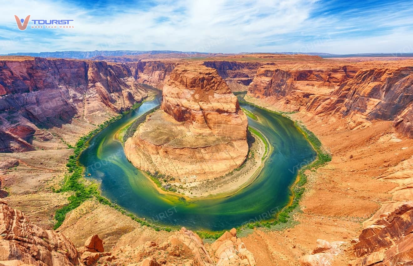 Hẻm núi Horseshoe Bend hiện rõ từng chi tiết các lớp đất đá vào lúc giữa trưa