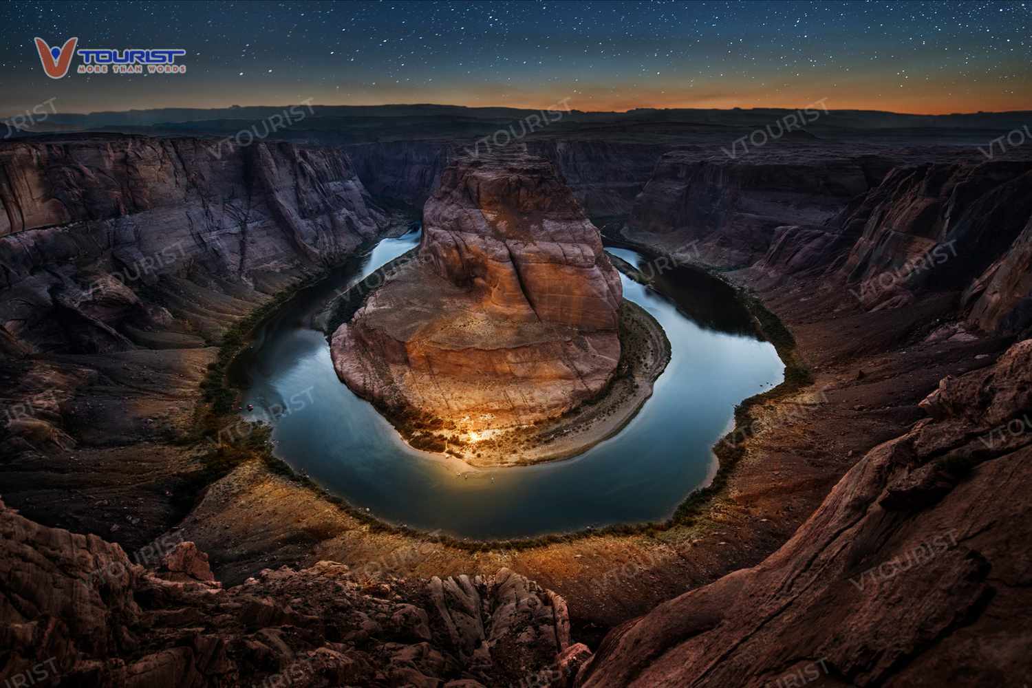 Không gian huyền ảo và ma mị bên dưới bầu trời đêm tại Horseshoe Bend