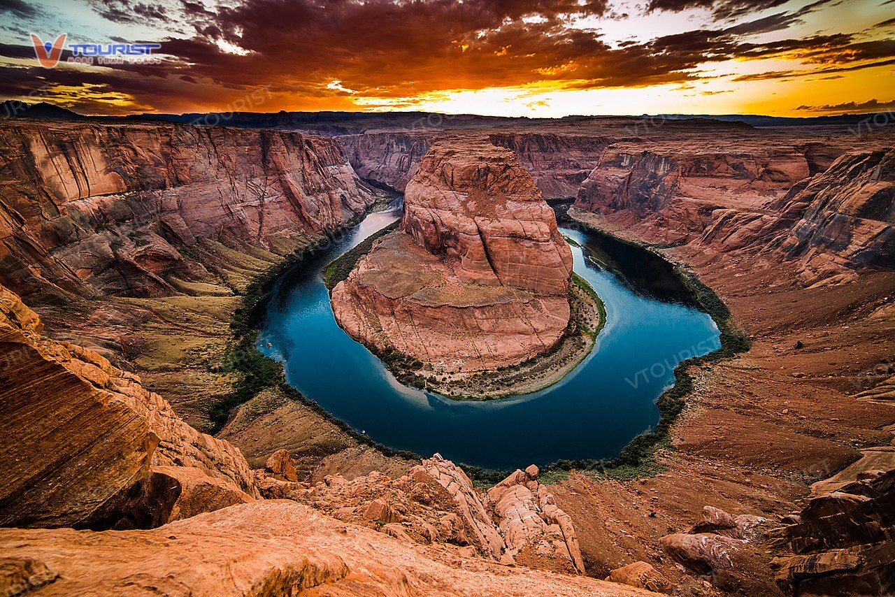 Vẻ đẹp tuyệt trần của Horseshoe Bend hoà cùng nước sông trong xanh của dòng sông Colorado