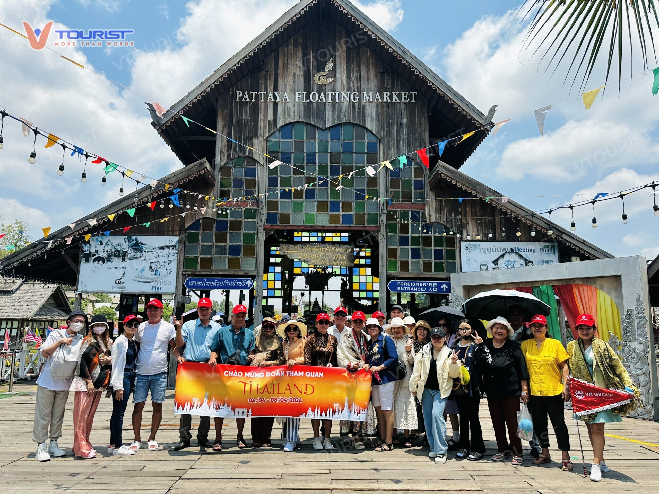 Đoàn khách VTourist ghé thăm chợ nổi bốn miền Pattaya