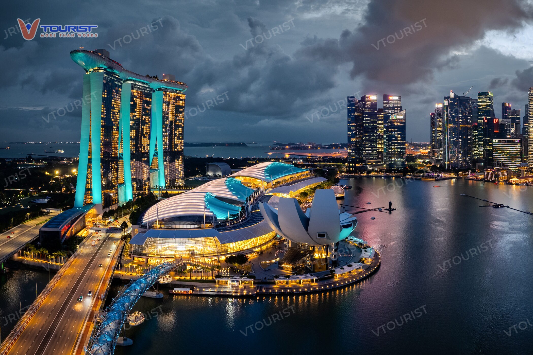 Buổi tối là thời điểm lý tưởng nhất để ghé thăm Marina Bay Sands khi toàn bộ khu vực được chiếu sáng bởi ánh đèn 