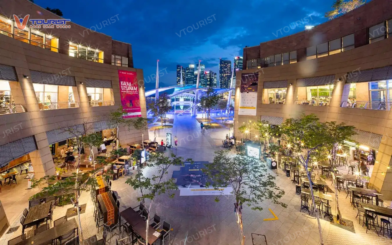 Esplanade Mall hướng thẳng ra khu vực sân khấu ngoài trời sôi động của nhà hát