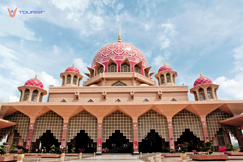 Putra Mosque lấy cảm hứng từ phong cách kiến trúc Hồi giáo Ba Tư