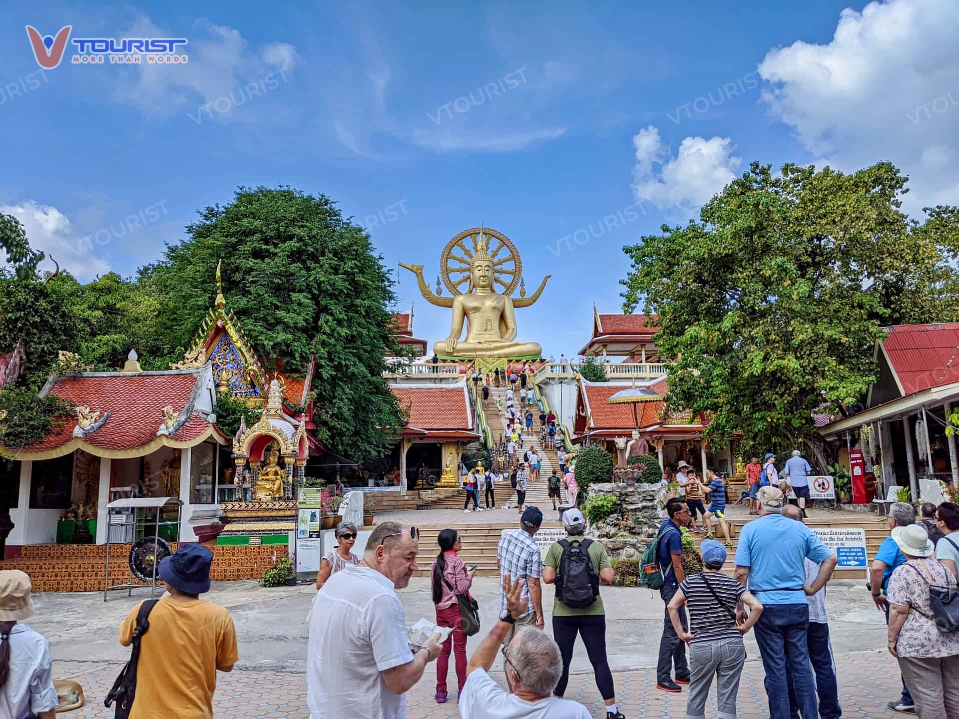 Du khách nên lựa chọn trang phục kín đáo phù hợp với chốn linh thiêng