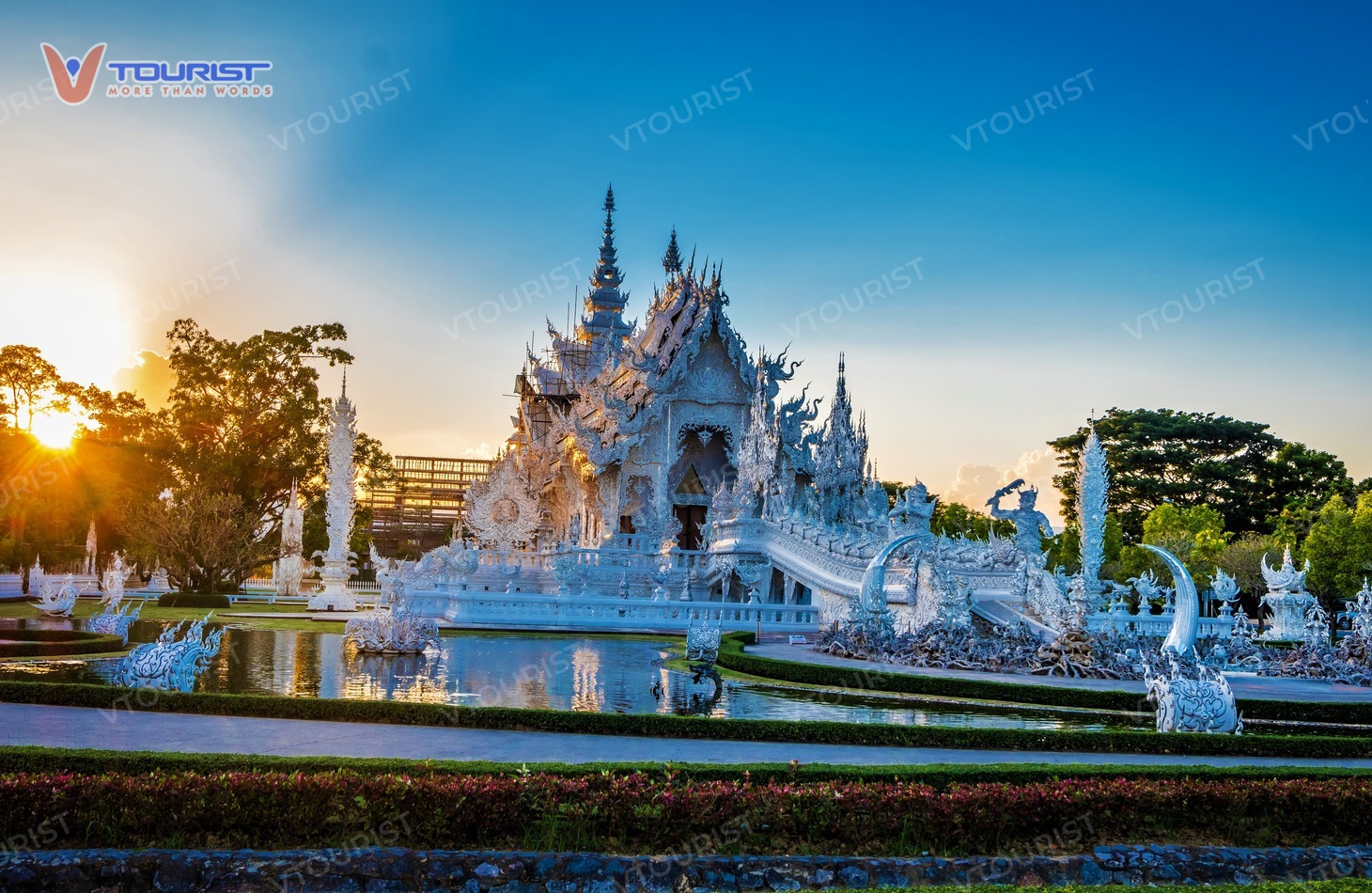 Bức tranh bình minh tuyệt đẹp tại chùa Wat Rong Khun vào mỗi sáng sớm