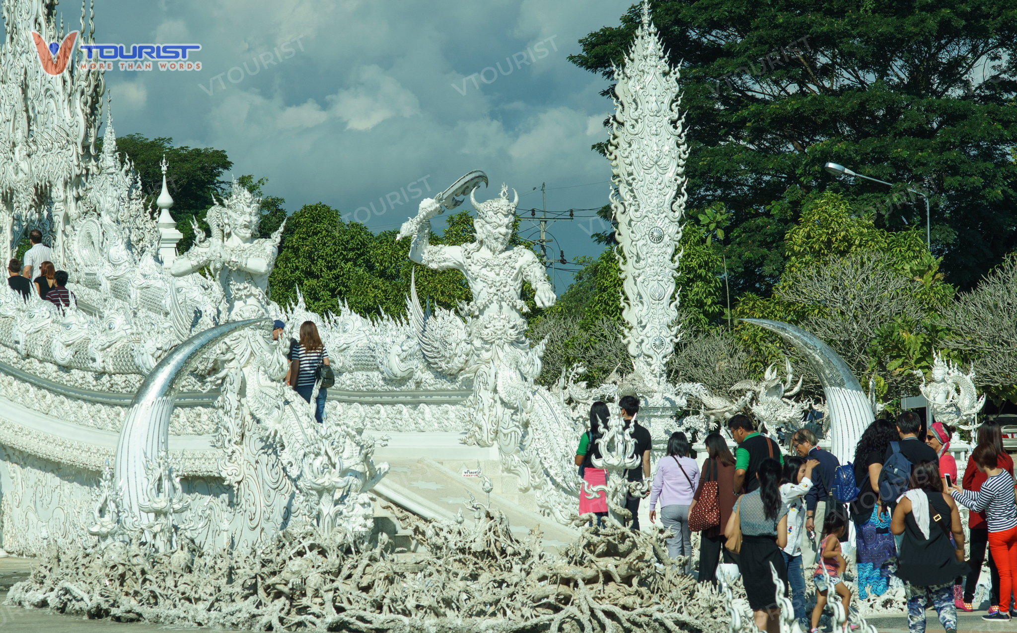 Du khách lưu ý ăn mặc trang phục chỉnh chu, kín đáo khi đến tham quan chùa