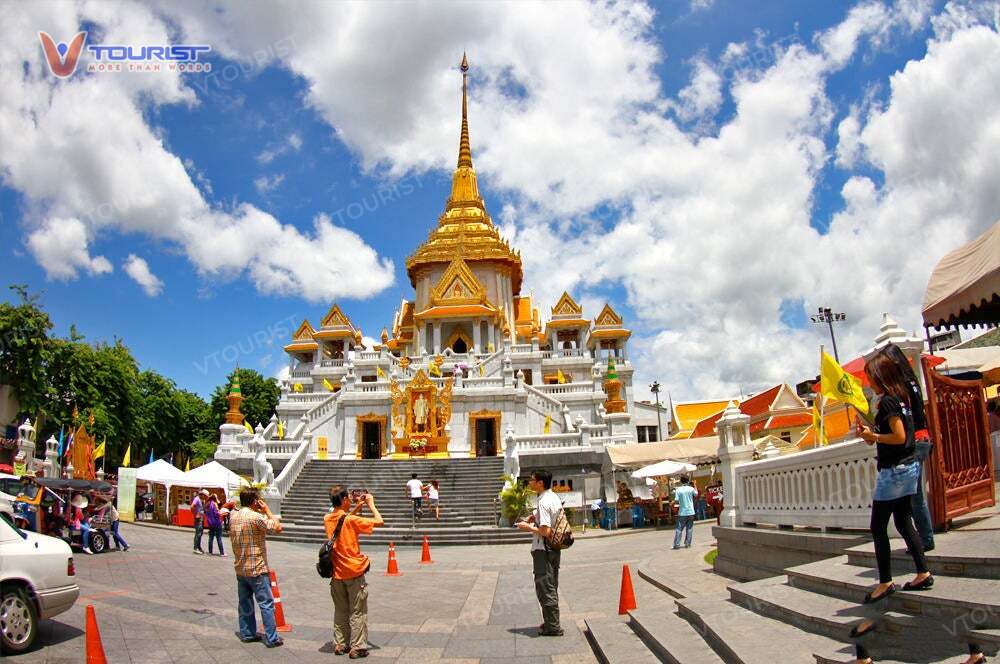 Du khách lưu ý mặc trang phục kín đáo và tuân thủ các quy định của chùa