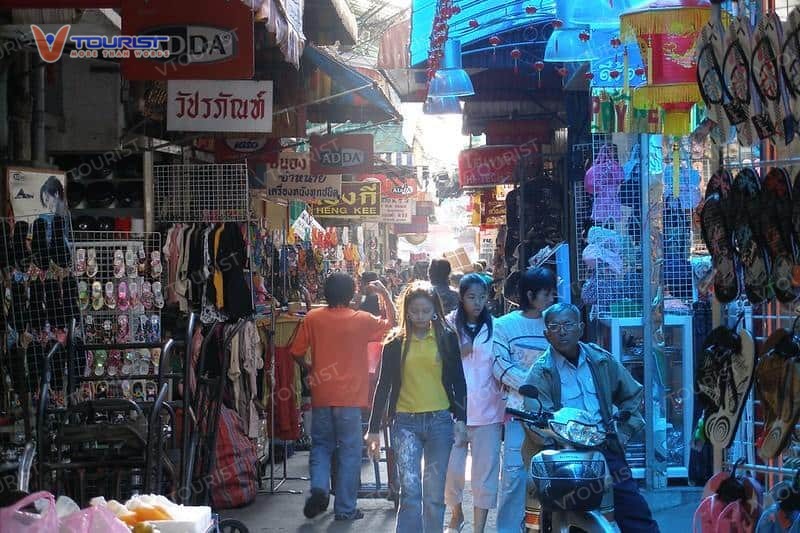 Chợ ngõ Sampeng nổi tiếng là ngôi chợ truyền thống lâu đời của Bangkok