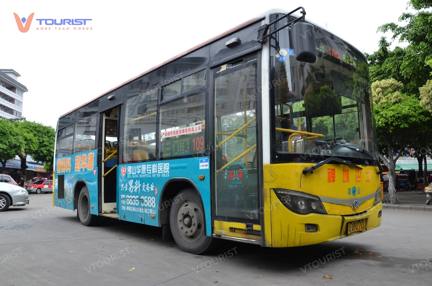 Từ Thành Đô du khách có thể đi xe bus đường dài để đến thăm Cửu Trại Câu