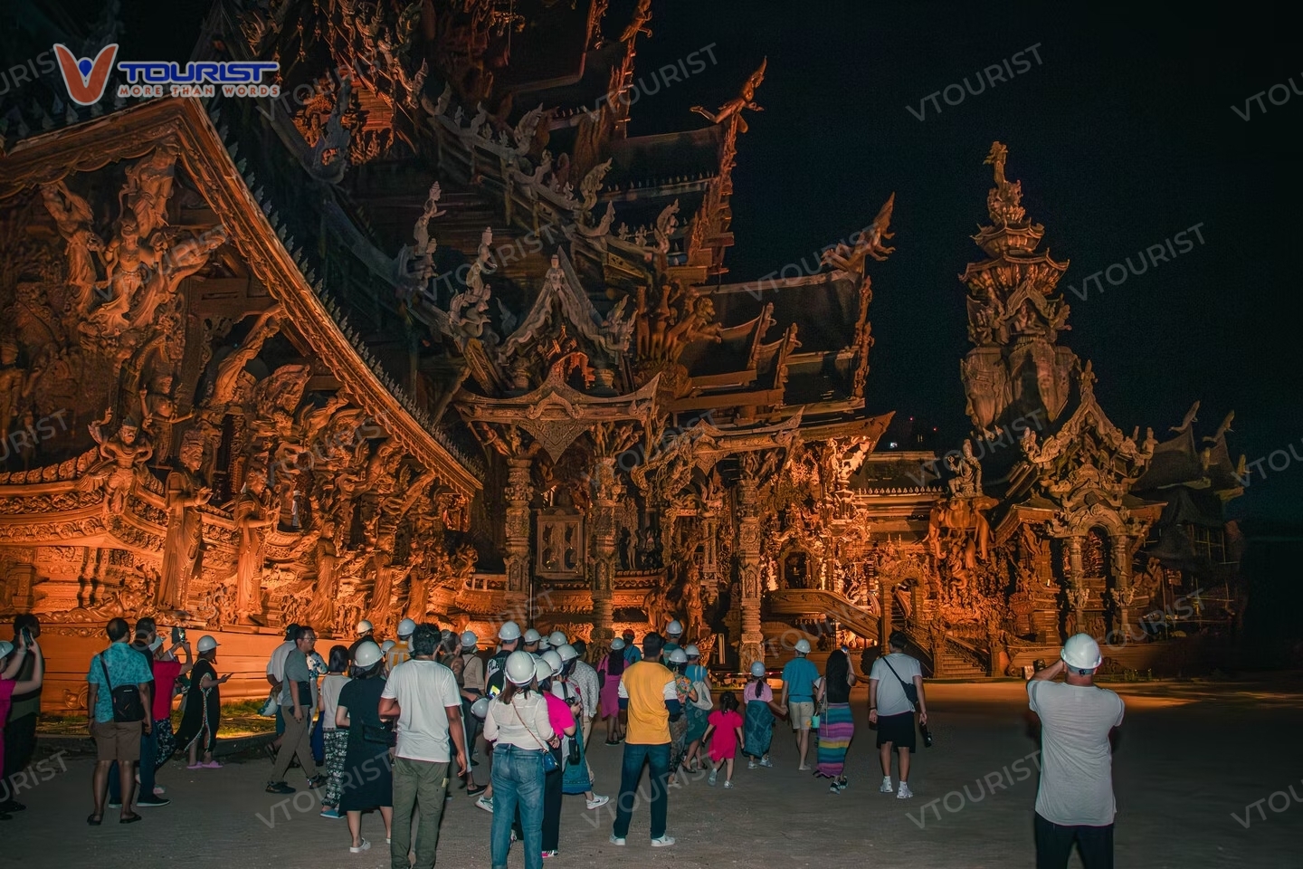 Khung cảnh lung linh khi đêm muộn tại Đền Chân Lý