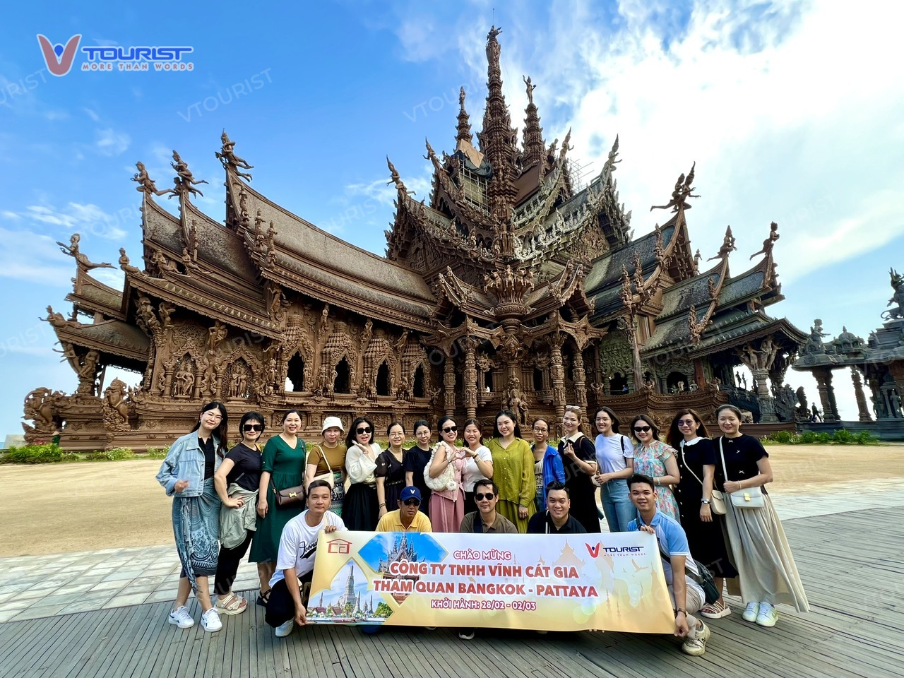 Đoàn du khách VTourist check-in tại Đền Chân Lý Sanctuary of Truth