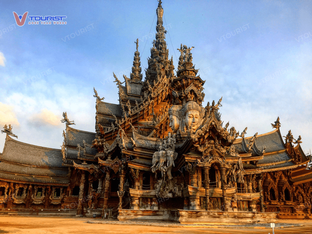 Sanctuary of Truth được xây dựng bởi ông Lek Viriyaplant