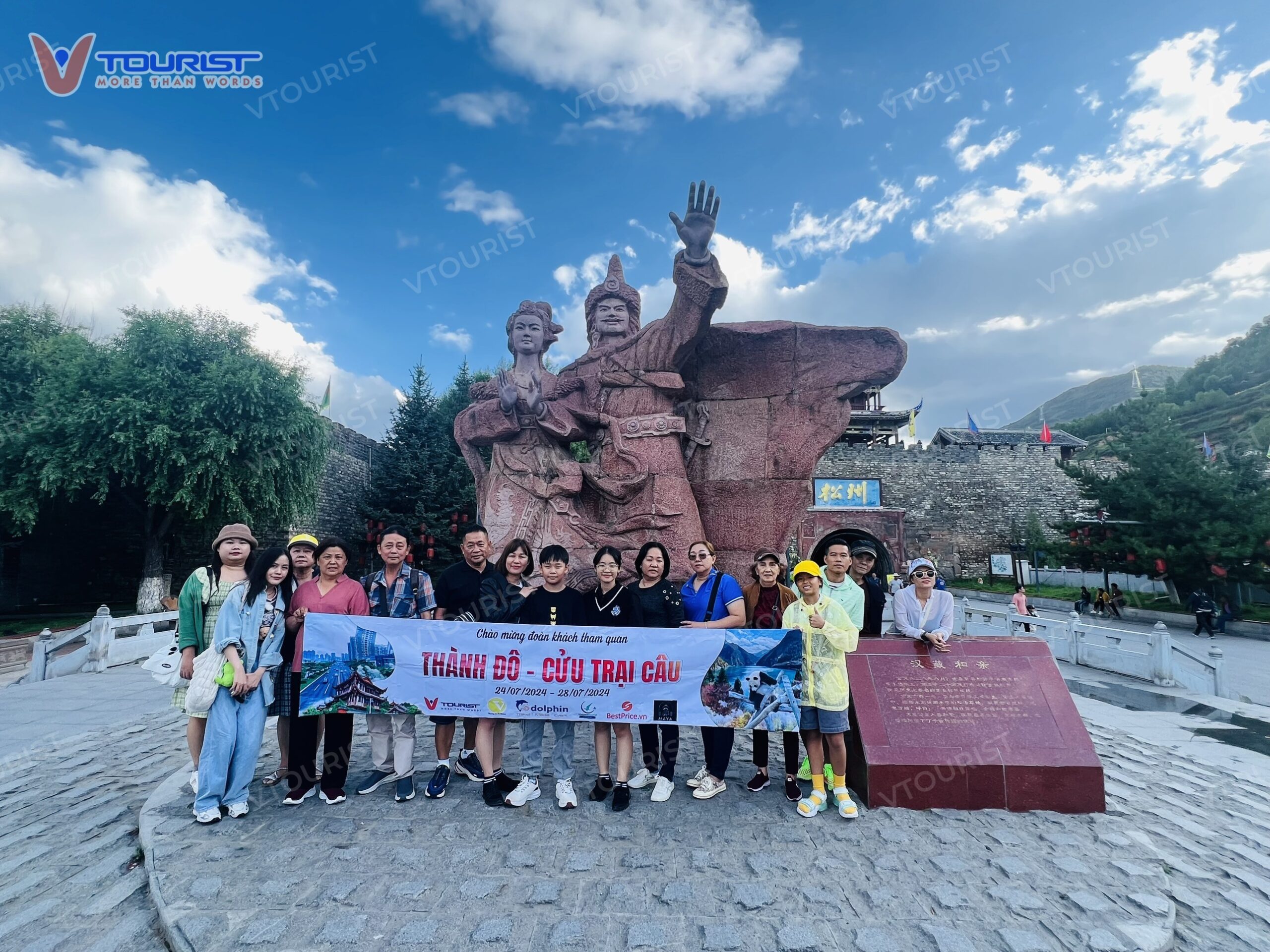 Đoàn khách VTourist trong chuyến tham quan Thành Đô - Cửu Trại Câu