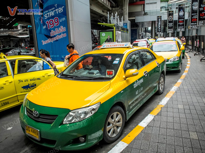 Taxi là phương tiện di chuyển khá tiện lợi để đến tham quan Cung điện Hoàng gia Thái Lan