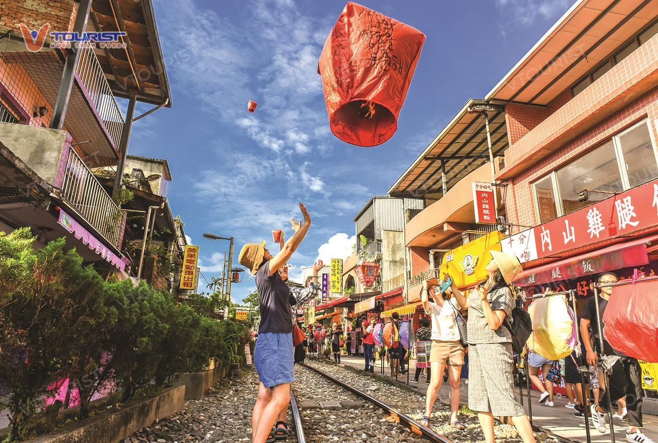 Du khách sẽ viết ước nguyện lên đèn trời và thả nó lên không trung