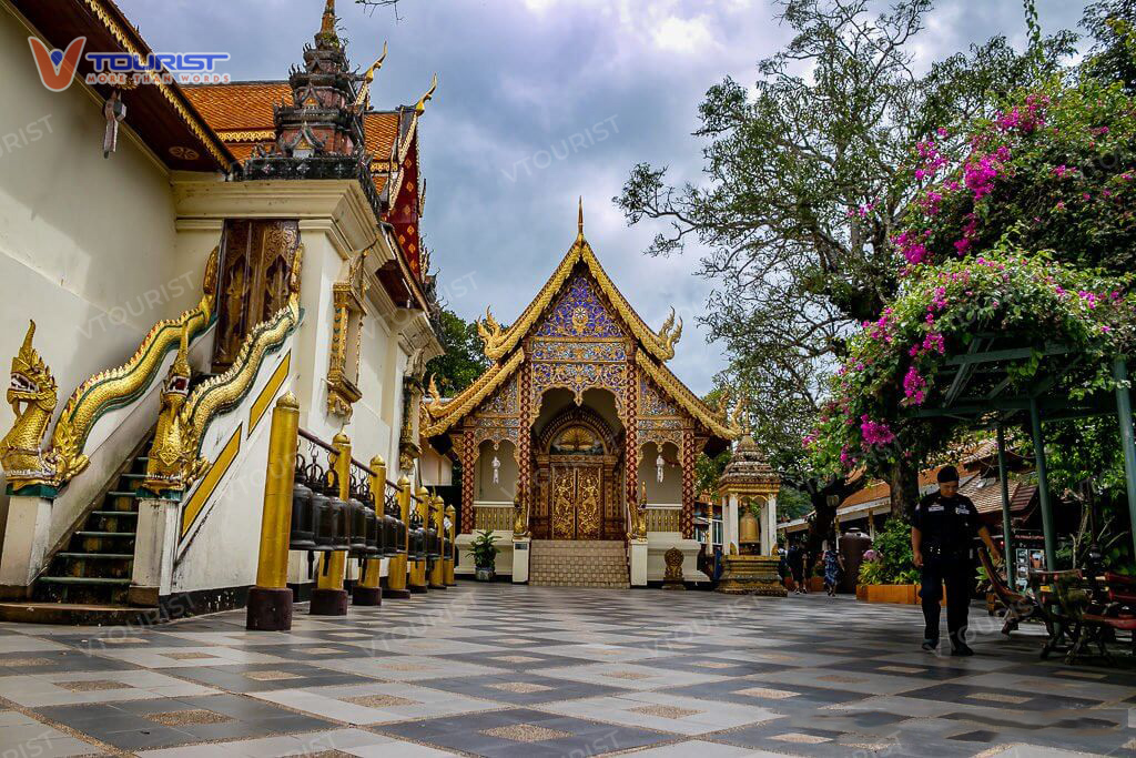 Ngôi đền thờ nằm trong khuôn viên chùa Wat Phra That Doi Suthep