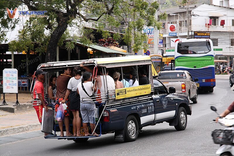 Songthaew là phương tiện giao thông phổ biến có giá thành rẻ được nhiều du khách ưu tiên lựa chọn