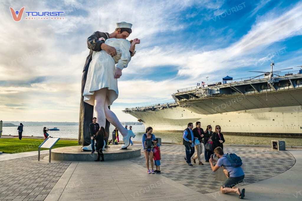 Con tàu USS Midway bên cạnh bức tượng nụ hôn thuỷ thủ lừng danh của San Diego