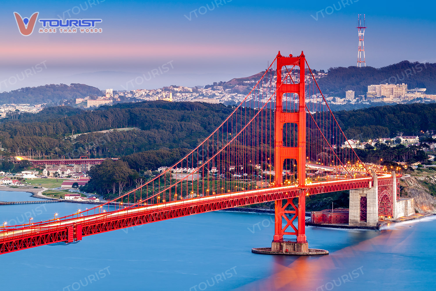 Golden Gate Bridge nổi bật với màu đỏ rực rỡ giữa bầu trời San Francisco