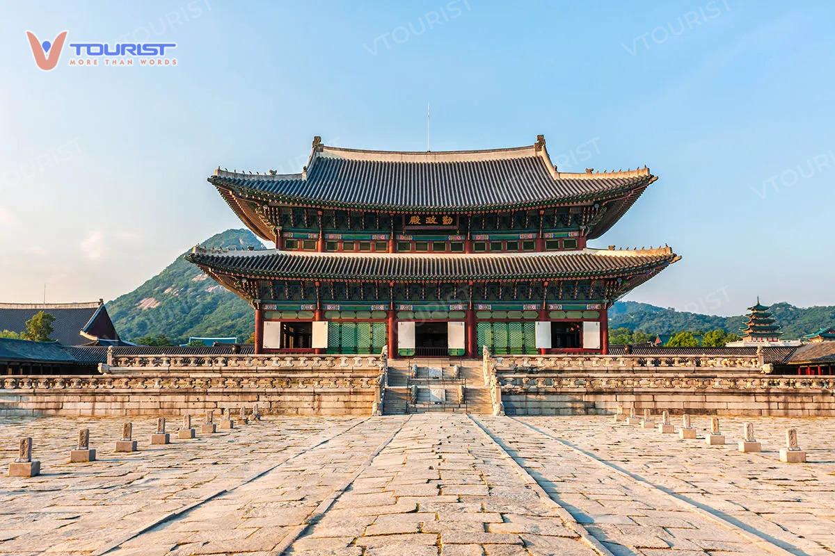 Phần lớn cung điện Gyeongbokgung cũ đã bị phá huỷ trong cuộc xâm lược của Nhật Bản