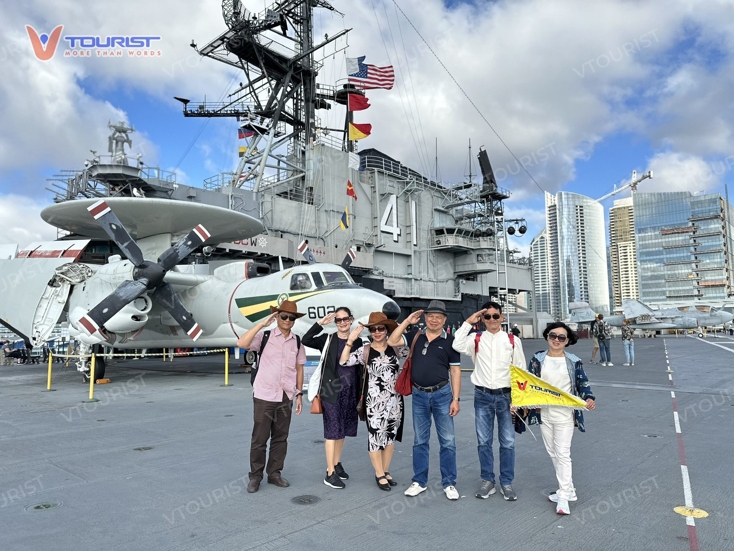  Du khách VTourist ghé thăm bảo tàng USS Midway