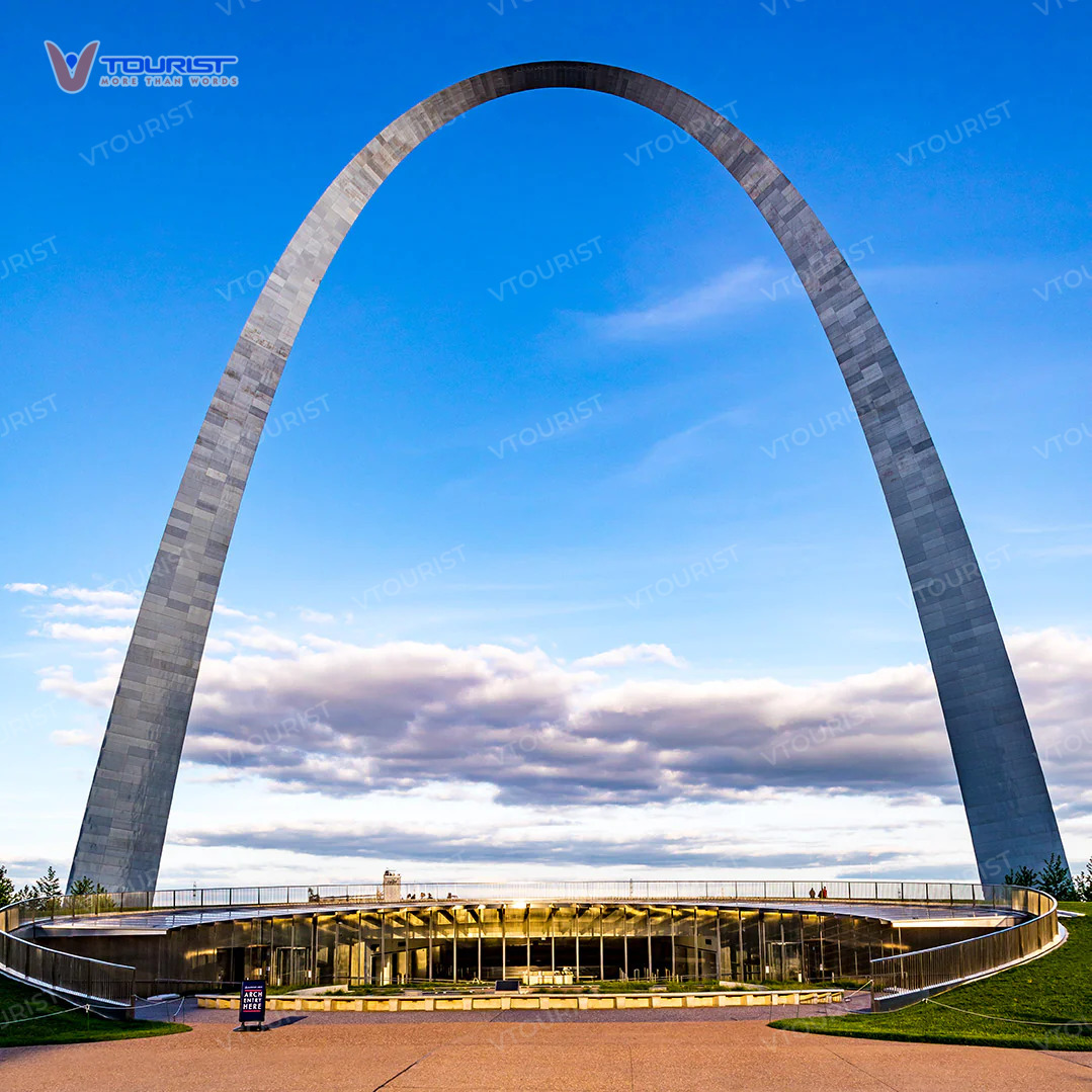 Phía dưới Gateway Arch là một bảo tàng lớn trưng bày các hiện vật về quá trình xây dựng cổng vòng cung