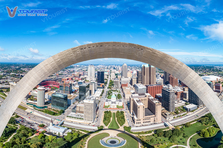 Khung cảnh thành phố St. Louis qua lăng kính cổng vòng cung Gateway Arch