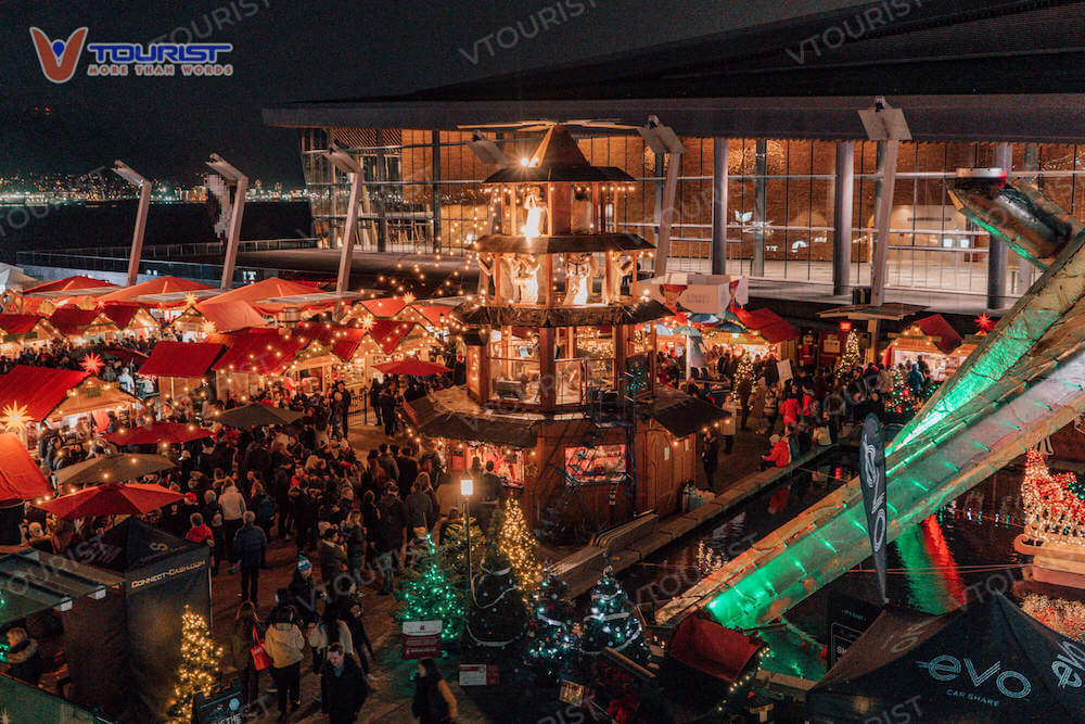 Không gian nhộn nhịp vui tươi bên trong chợ Giáng sinh Vancouver Christmas Market