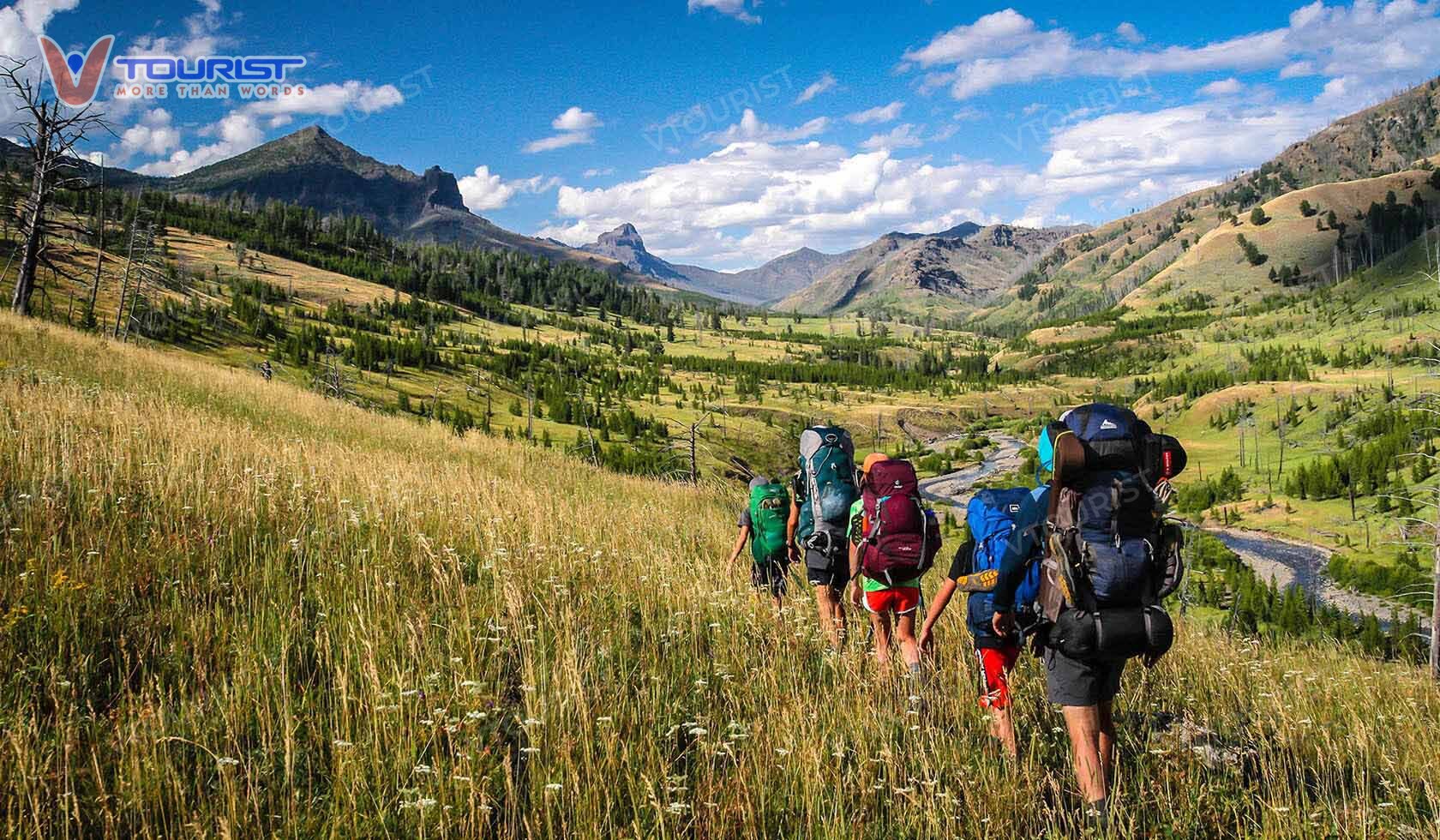 Công viên Quốc gia Yellowstone sở hữu hơn 1.000 dặm đường mòn đi bộ đường dài phù hợp với mọi đối tượng