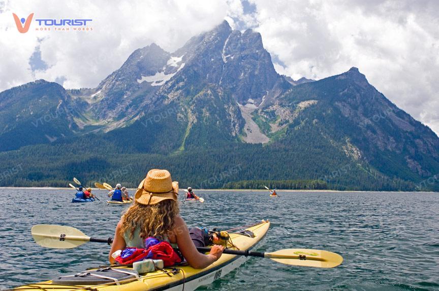 Chèo thuyền Yellowstone Lake ngắm nhìn khung cảnh thiên nhiên tuyệt đẹp