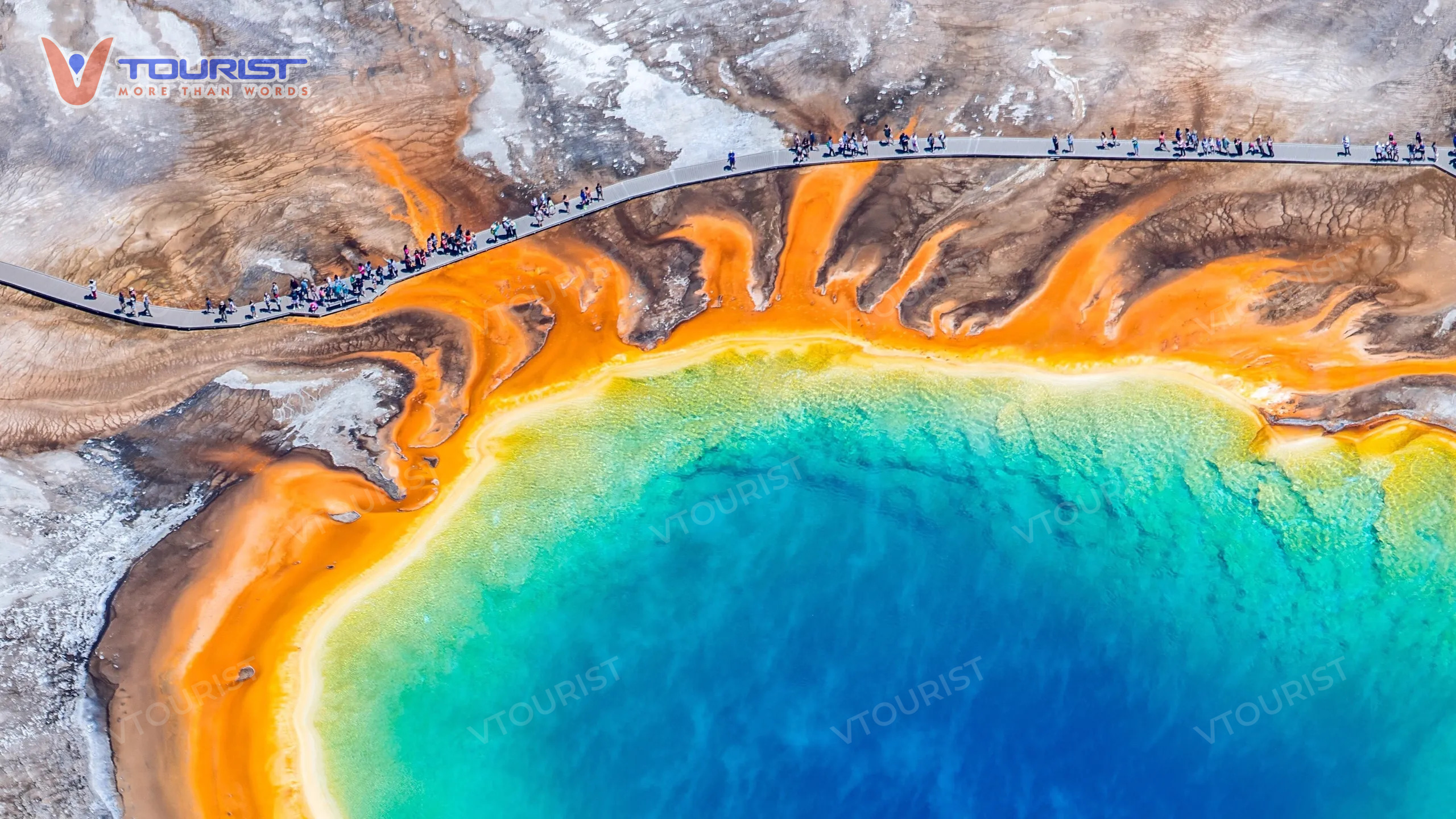 Grand Prismatic Spring mang vẻ đẹp như một chiếc vương miện khổng lồ khi nhìn từ trên cao