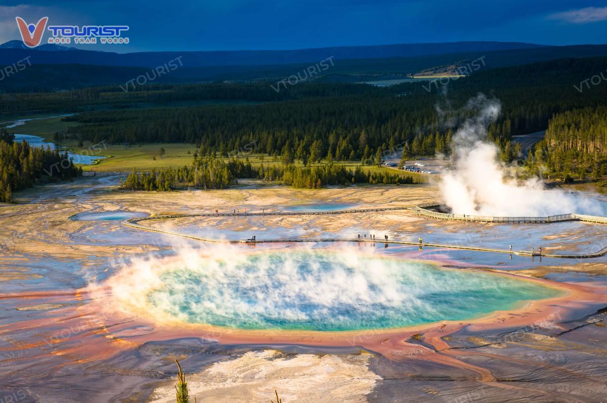 Yellowstone national park nổi bật với hơn 10.000 nguồn suối nước nóng và mạch phun nước