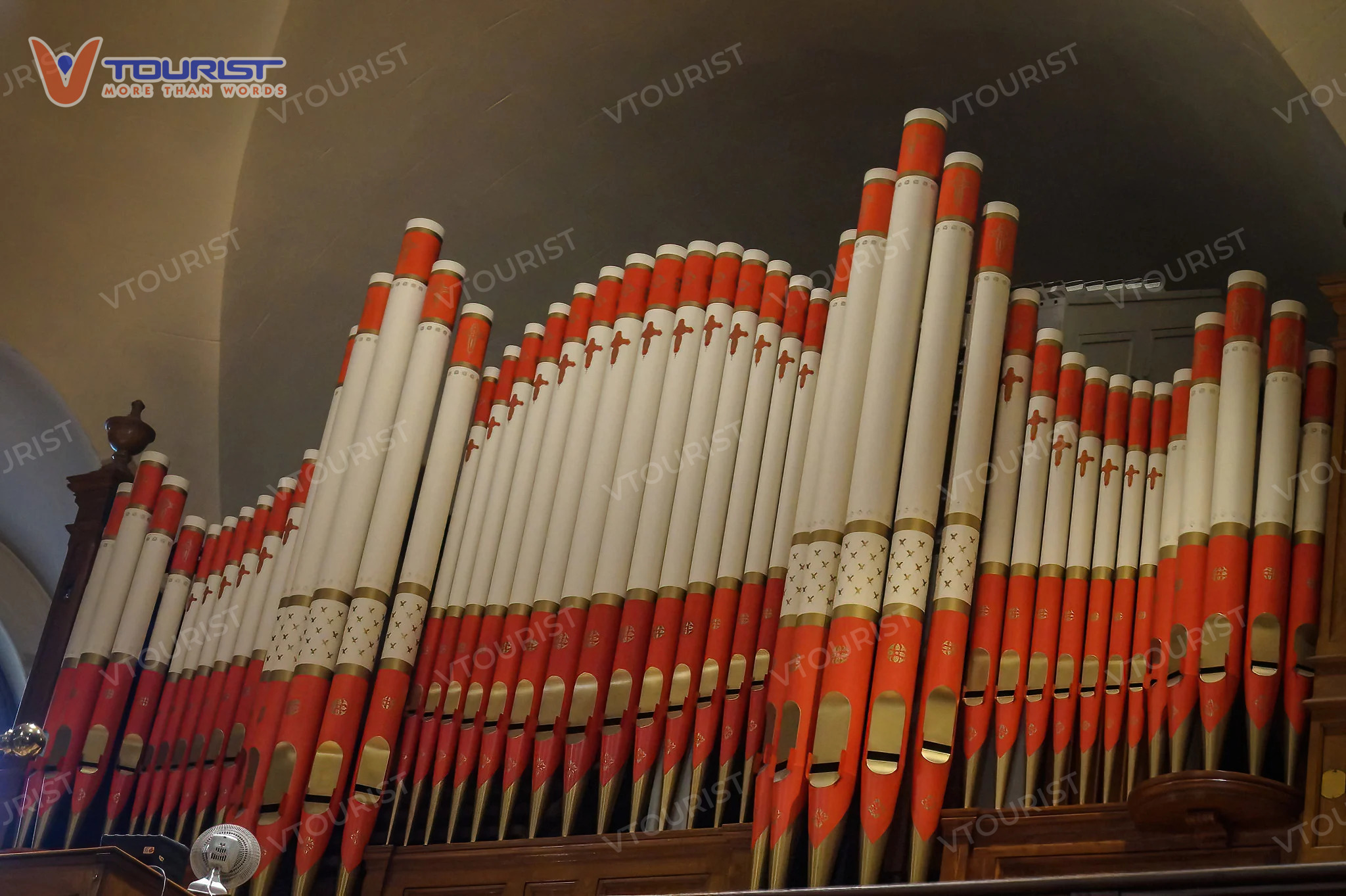 Dàn pipe organ Casavant là một điểm nhấn ấn tượng bên trong nhà thờ hầm