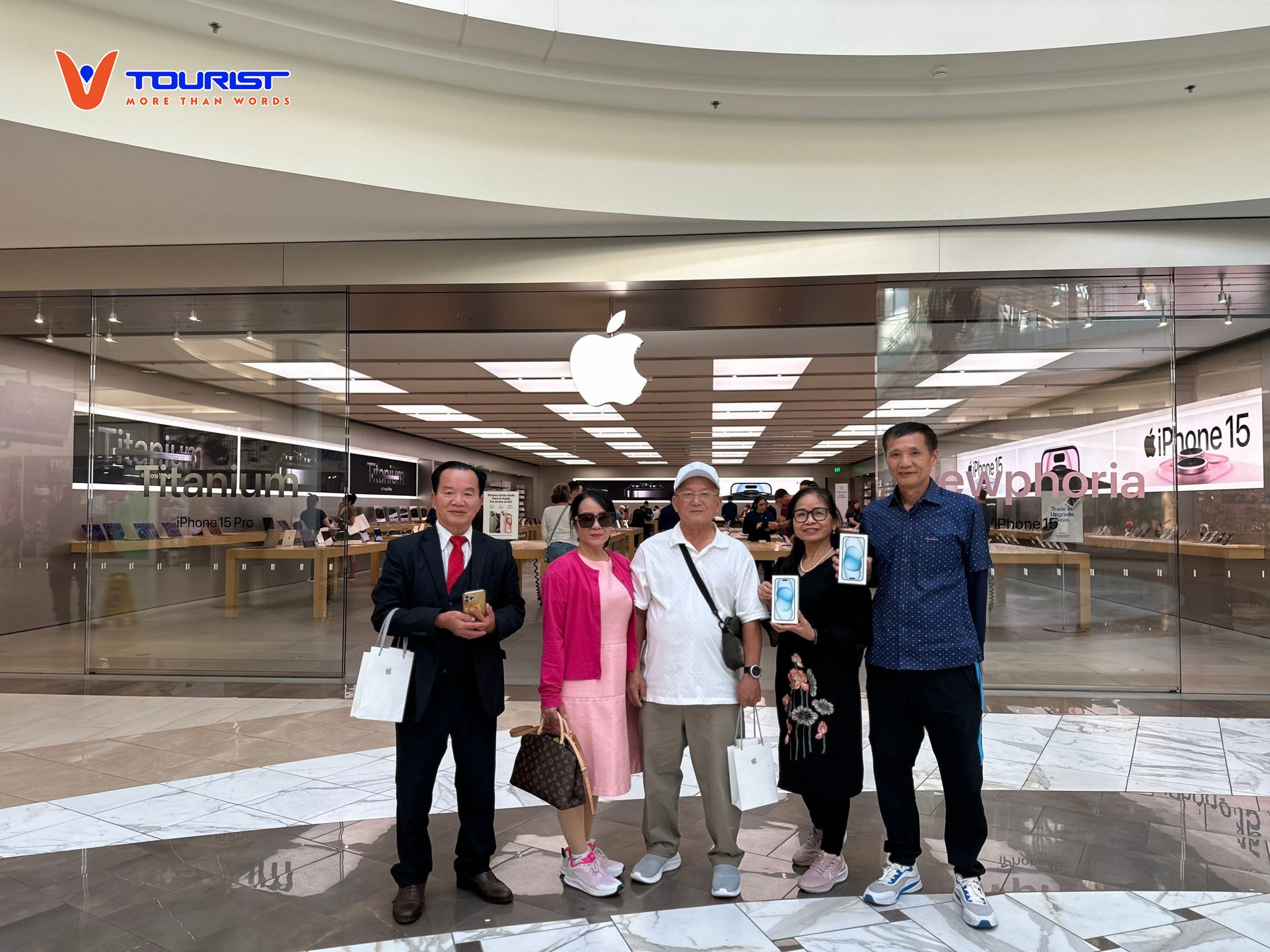 Khách du lịch VTourist săn sale Iphone trong dịp mua sắm Black Friday lớn nhất ở Mỹ