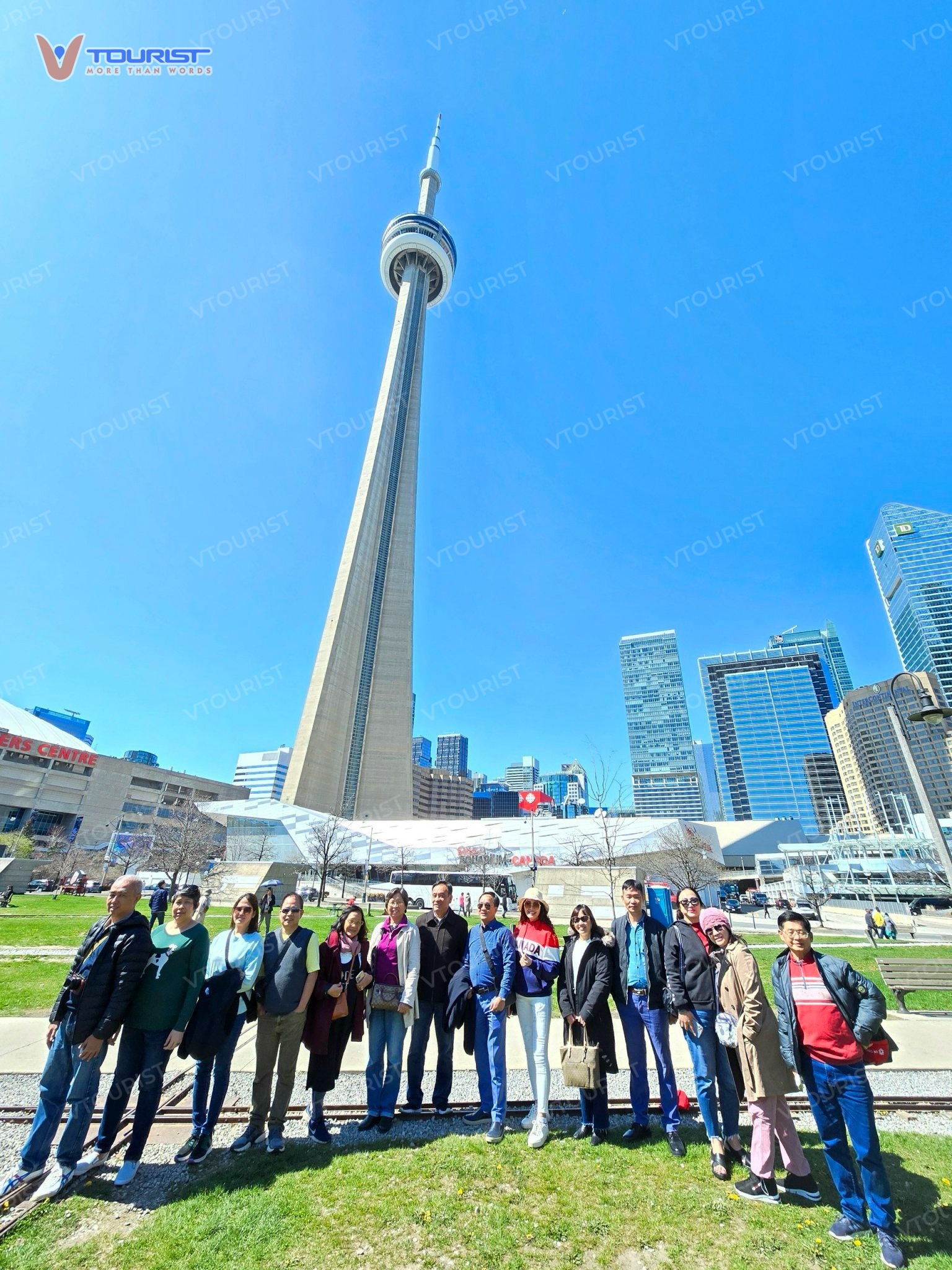 Đoàn khách VTourist check-in cùng biểu tượng Tháp CN Tower nổi tiếng ở Toronto