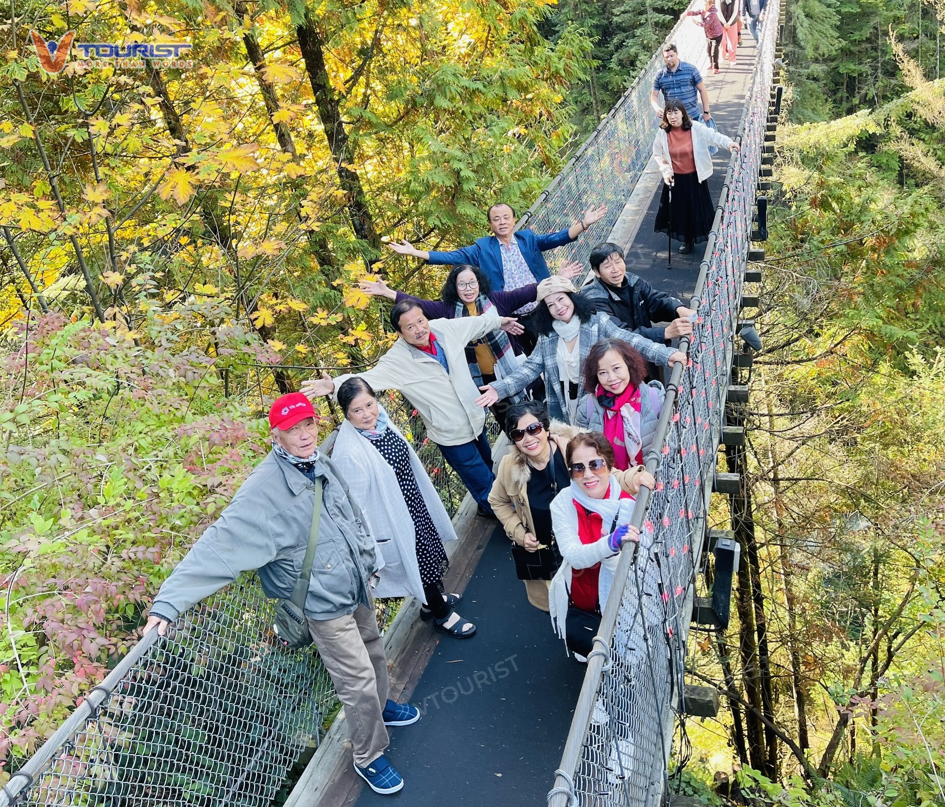 Đoàn VTourist check-in tại Cầu treo Capilano nổi tiếng bậc nhất tại Vancouver