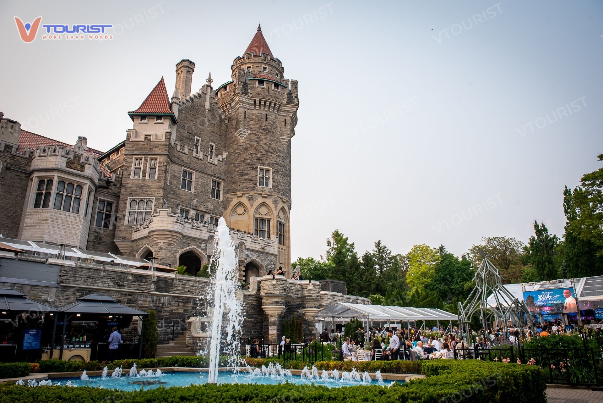 Tên gọi Casa Loma bắt nguồn từ vị trí xây dựng của tòa lâu đài