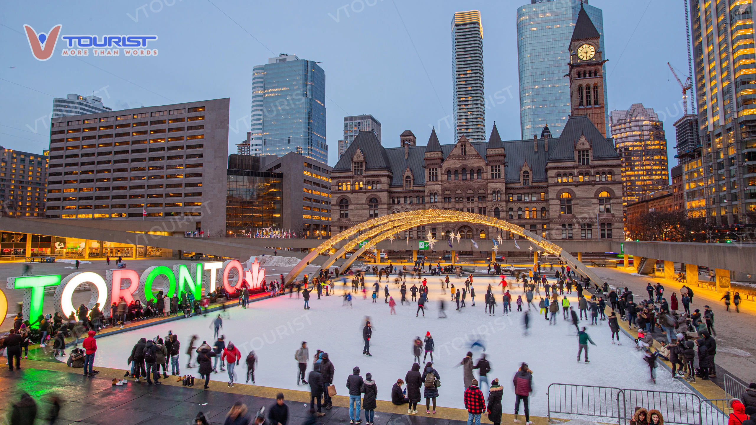 Hồ phản chiếu trở thành sân trượt băng với vào mùa động của Toronto