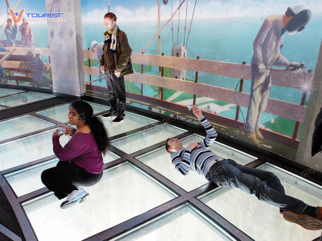 Tầng Glass Floor gây ấn tượng với mặt kính trong suốt nhìn thẳng xuống Toronto