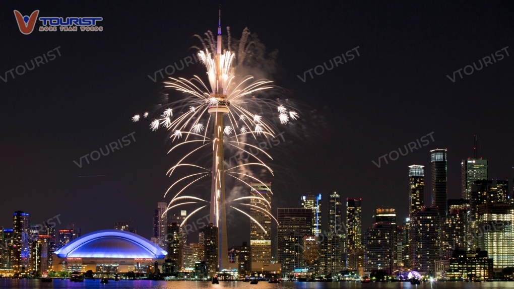 Toà tháp là một trong những địa điểm đón năm mới hoành tráng nhất ở Toronto