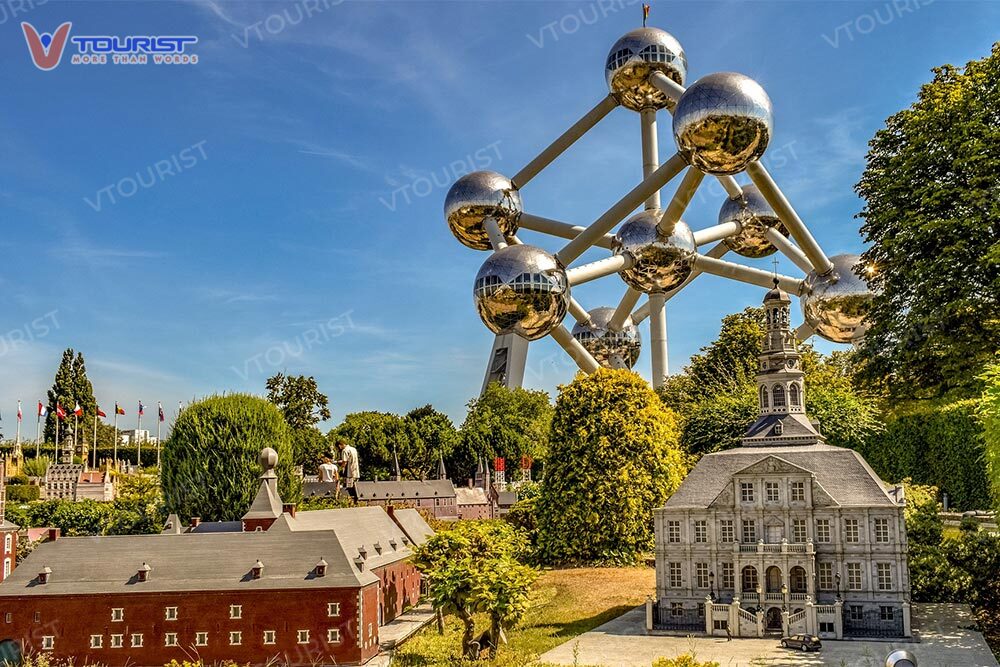 Atomium mô phỏng lại cấu trúc tinh thể sắc được phóng đại lên 165 tỷ lần