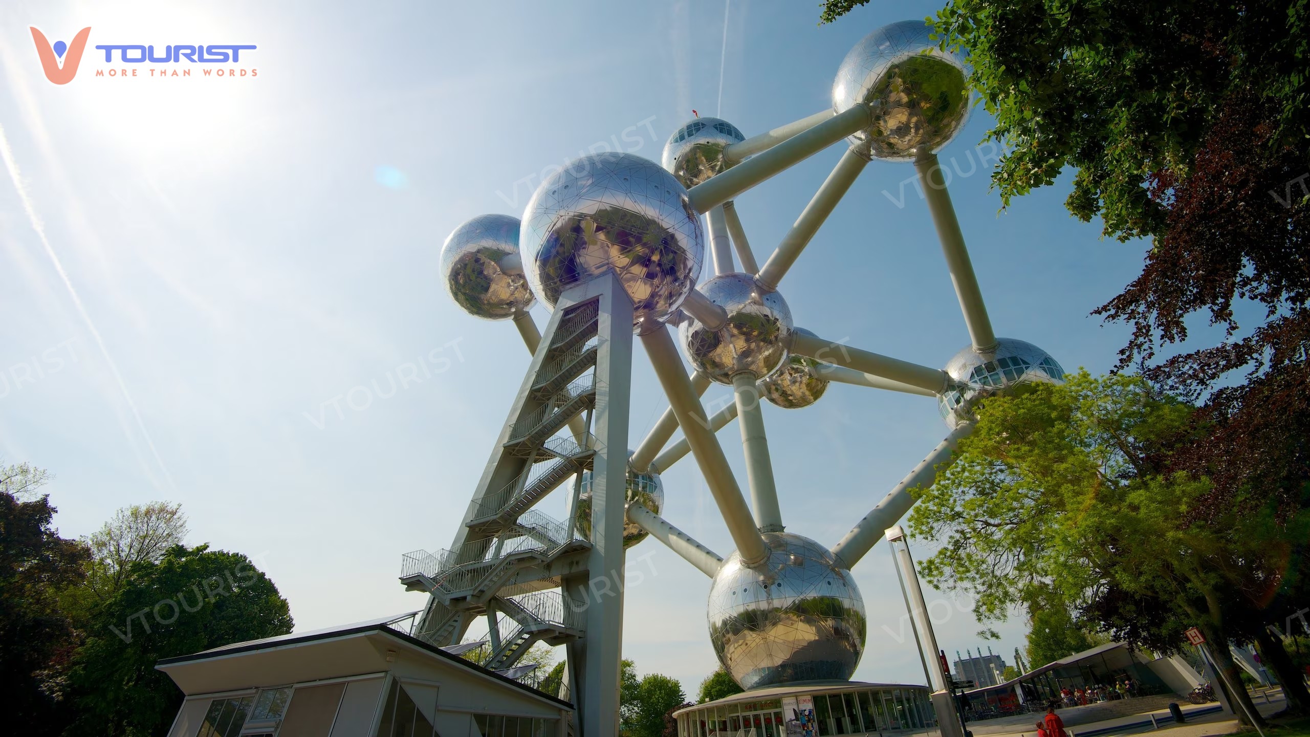 Mỗi quả cầu trong cấu trúc Atomium là một không gian triển lãm về khoa học và công nghệ