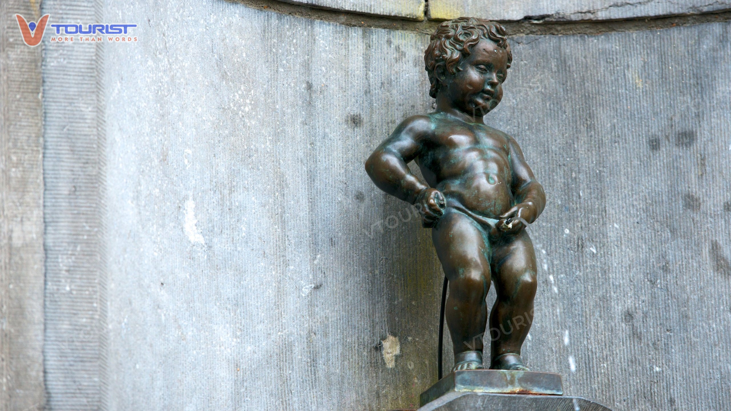 Chú bé đứng tè Manneken Pis là tác phẩm của Jérome Duquesnoy hoàn thành vào năm 1619