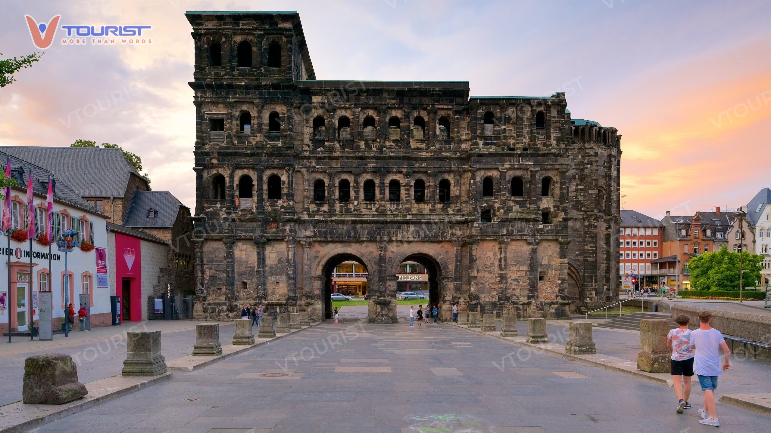 Cổng thành đen Porta Nigra là công trình La Mã cổ đại nổi bậc nhất tại Châu Âu