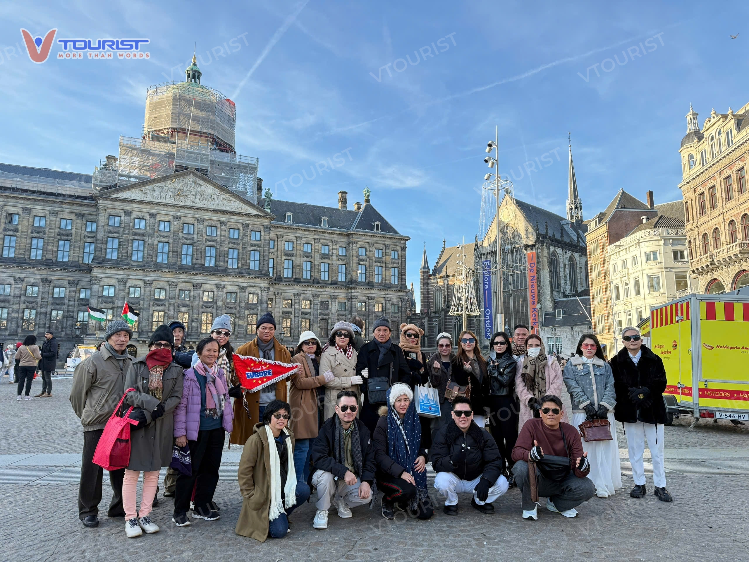 Du khách VTourist ghé thăm quảng trường Dam Square trong kỳ nghỉ Châu Âu